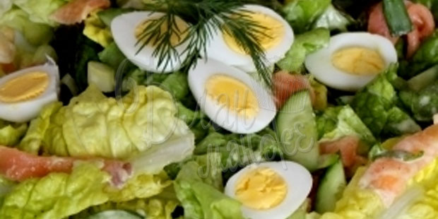 Салат с перепелиными яйцами, семгой и огурцом
